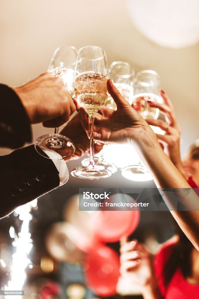 amis de grillage à la fête pour le nouvel an - Photo de Champagne libre de droits