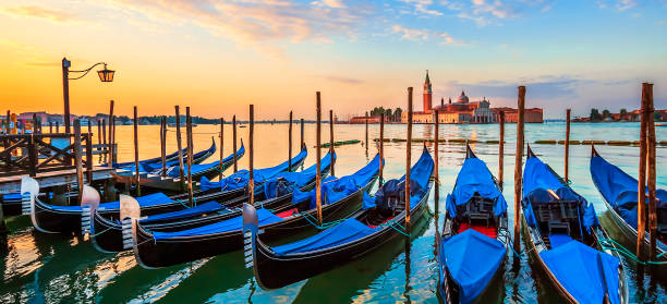 베니스 유명한 gondolas at 썬라이즈 - venice italy italy night gondola 뉴스 사진 이미지