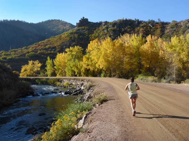 mulher corre cores de outono south platte river waterton canyon colorado montanhas rochosas - platte river - fotografias e filmes do acervo