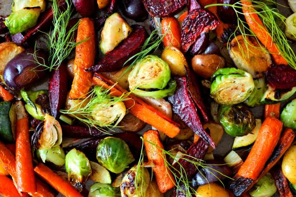 completo fondo de verduras asadas de otoño - alimentos cocinados fotografías e imágenes de stock