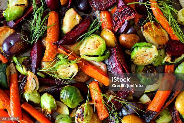 Completo Fondo De Verduras Asadas De Otoño Foto de stock y más banco de imágenes de Vegetal - Vegetal, Asado - Alimento cocinado, Invierno
