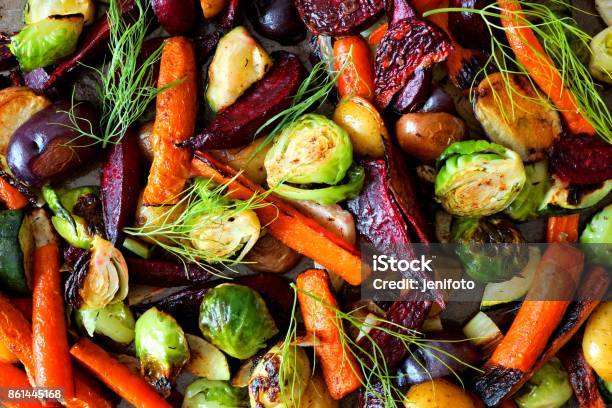 Foto de Histórico Completo De Legumes Assados De Outono e mais fotos de stock de Legume - Legume, Assado, Outono