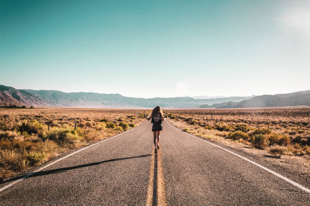 ルート 66 の途中で女の子 - nevada usa desert arid climate ストックフォトと画像