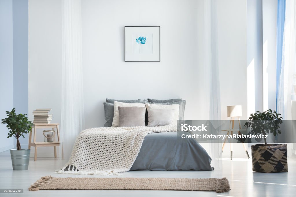 Interni luminosi della camera da letto con piante - Foto stock royalty-free di Camera da letto