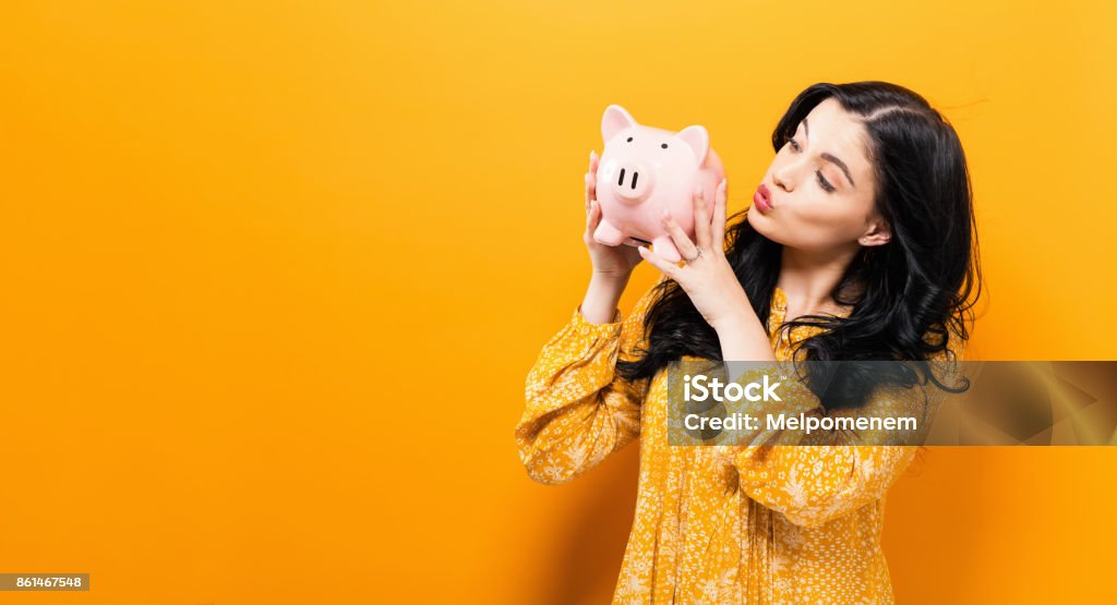 Junge Frau mit einem Sparschwein - Lizenzfrei Sparschwein Stock-Foto