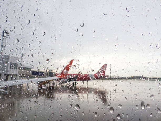 ドン ・ ムアン空港で雨 - runway airport rain wet ストックフォトと画像