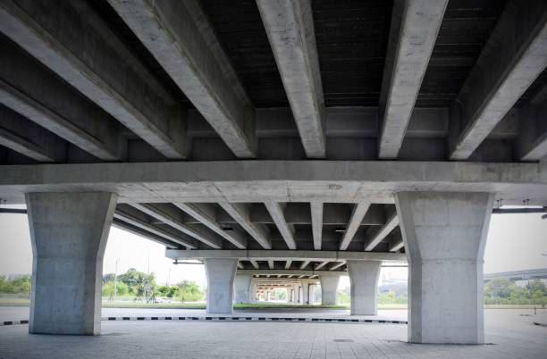 progettazione della struttura sotto il ponte - construction bridge below concrete foto e immagini stock