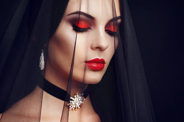 halloween vampire woman portrait - stage makeup black halloween make up imagens e fotografias de stock