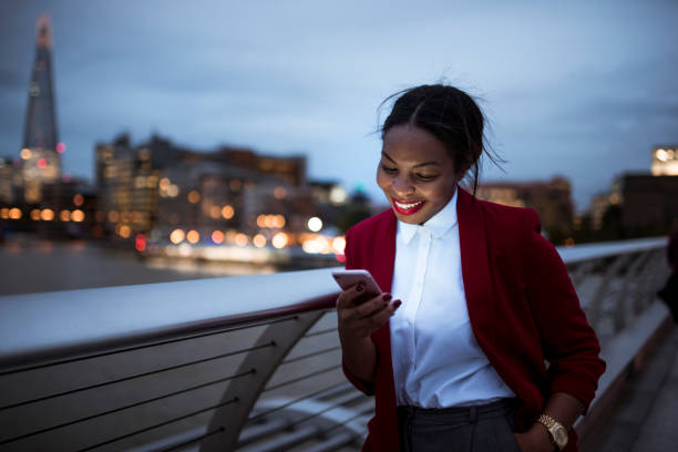 femme d'affaires à l'aide de tablette numérique  - telephone lifestyles connection smiling photos et images de collection