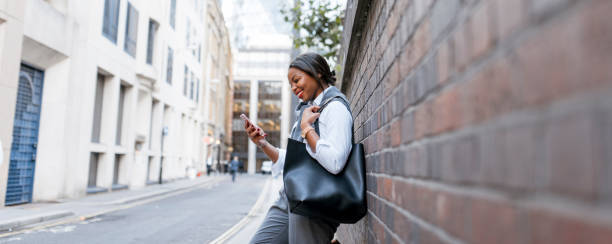 businesswoman using smart phone - wide screen imagens e fotografias de stock