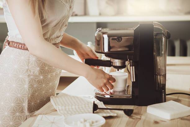 barista cafetière machine à meuleuse porte-filtre concept - pouring coffee human hand cup photos et images de collection