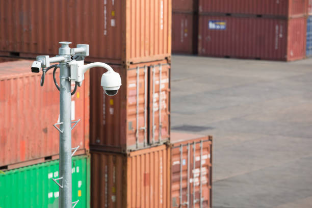 closeup de tráfico cámara de vigilancia de seguridad (cctv) en el puerto de importación, exportación, logística - personal land vehicle audio fotografías e imágenes de stock
