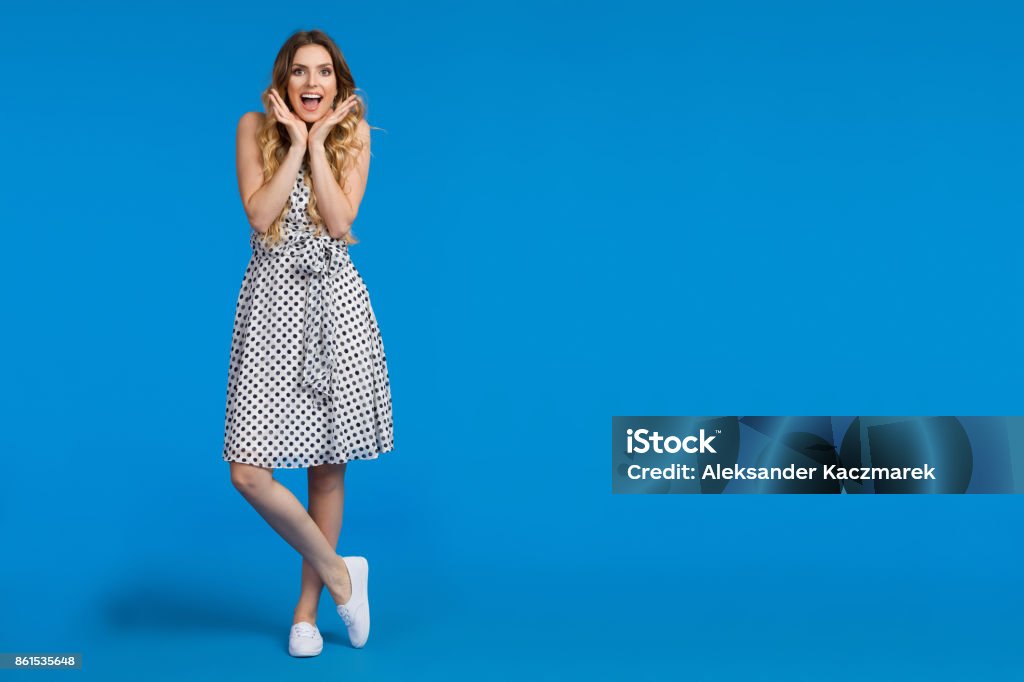 Excitada a joven sobre fondo azul - Foto de stock de Una sola mujer libre de derechos