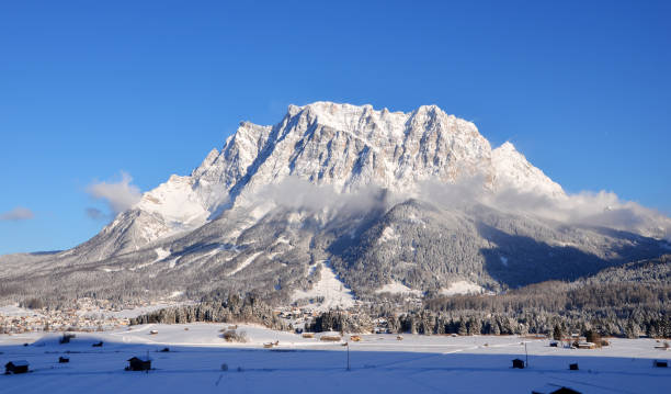 belle vue de la zugspitze en allemagne sur une journée d’hiver ensoleillée, à partir de lermoos - zugspitze mountain photos et images de collection