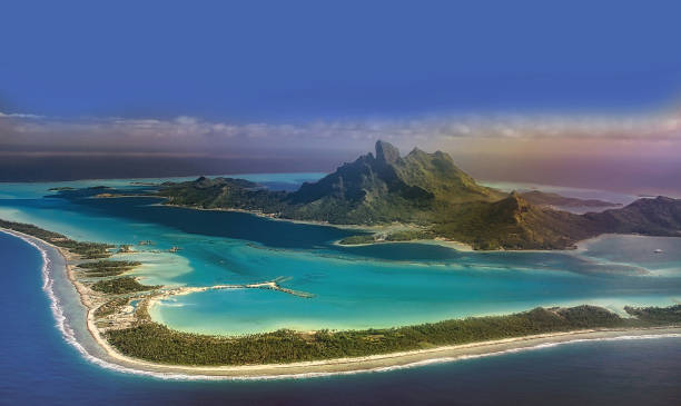 blick auf die insel bora bora vom flugzeugfenster bei der landung - bora bora atoll stock-fotos und bilder