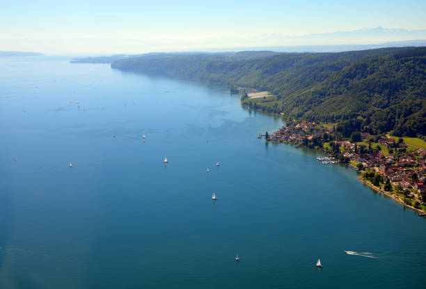 Aerial view of Germany antena; alemania; verano; día; soleado; brillante; sur; baden; wurttemberg; baviera; vuelo; plano; ver; panorama; claro; azul; cielo; el lago; constanza; suiza; suisse; alemán; agua; distancia; horizonte; pueblos; barcos; a vela; plano; parte superior; bir'ds; ave;