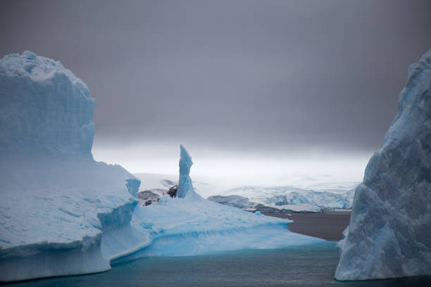 antarctic iceberg - glacier antarctica crevasse ice photos et images de collection