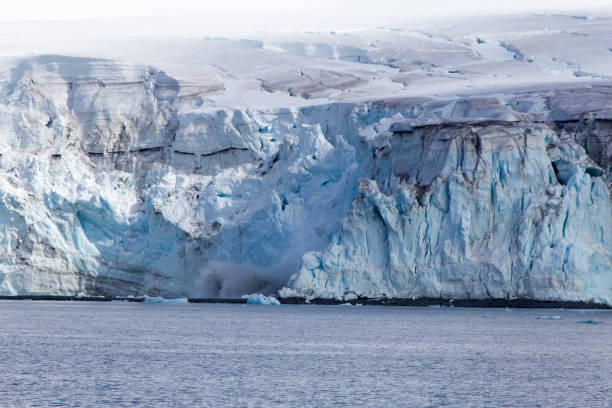 кэлханг ледника в антарктиде - glacier antarctica crevasse ice стоковые фото и изображения