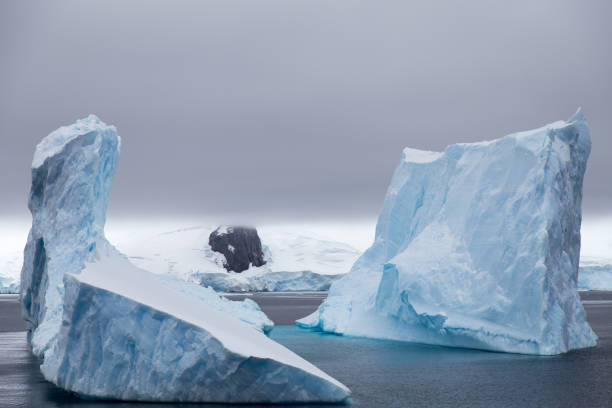 антарктический айсберг - glacier antarctica crevasse ice стоковые фото и изображения