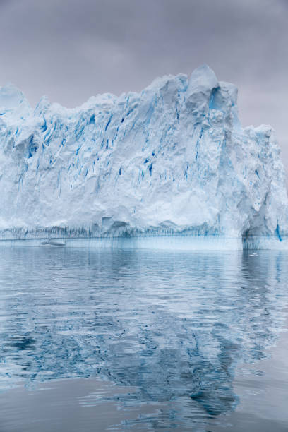 un énorme iceberg a détaché d’un glacier. montrant la belle glace bleue - glacier antarctica crevasse ice photos et images de collection