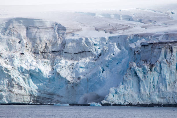 南極の氷河の分娩 - ice shelf ストックフォトと画像