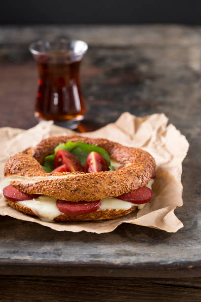 straße geschmack, türkische simit - tea sausage stock-fotos und bilder
