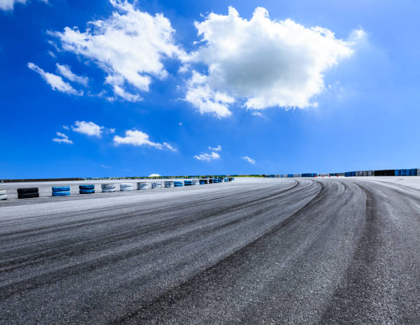 asphalte route circuit et ciel nuages avec frein pneu voiture - car street horizon over land sky photos et images de collection