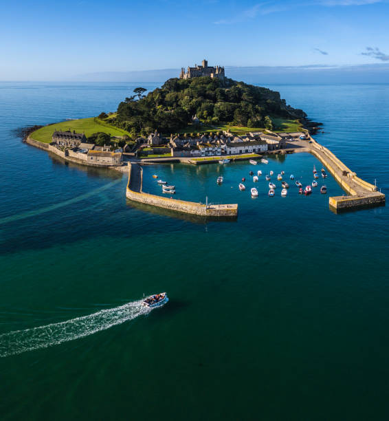 panorama cornwall st michaels mount de lever de soleil de l’été uk - cornwall england uk england st michaels mount photos et images de collection