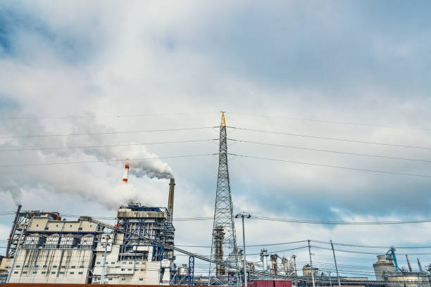 paper 工場 - large business chimney cloud ストックフォトと画像