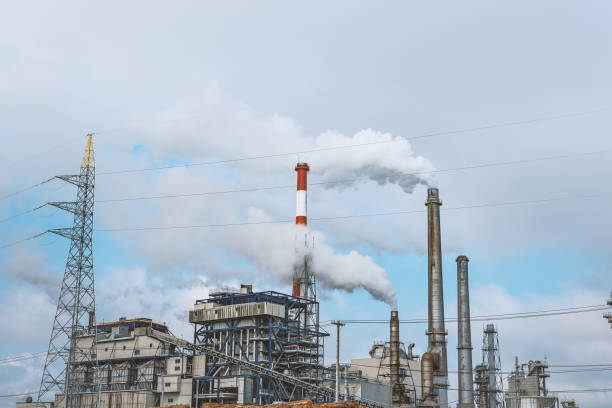 paper 工場 - large business chimney cloud ストックフォトと画像