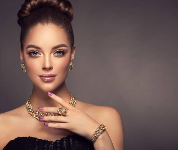 великолепная дама в идеальном макияже показывает ювелирный набор. - jewelry elegance fashion model art стоковые фото и изображения