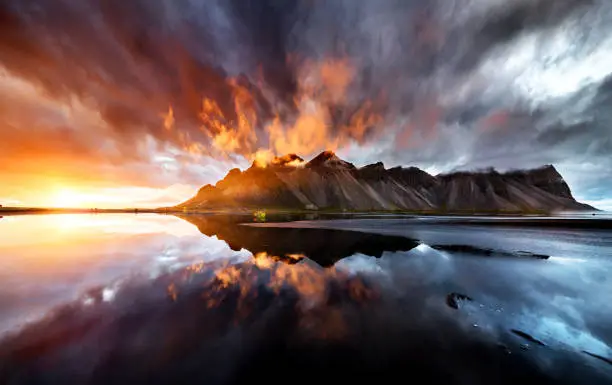 Photo of perfect wiev of the sunset behaind vestrahorn mountain