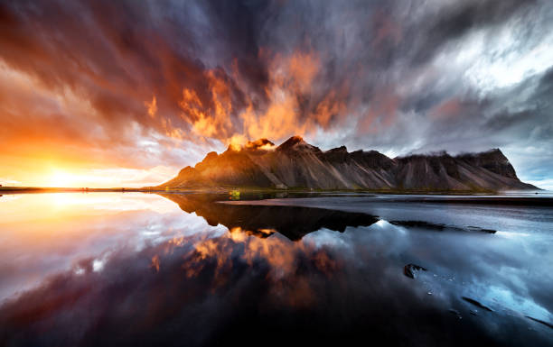 idealny wiev zachodu słońca behaind vestrahorn góry - dramatic sky iceland landscape sky zdjęcia i obrazy z banku zdjęć