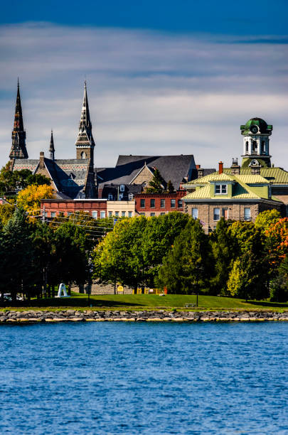 vista verticale del lungomare di brockville, ontario con cielo blu e acqua. - autumn clock roof colors foto e immagini stock