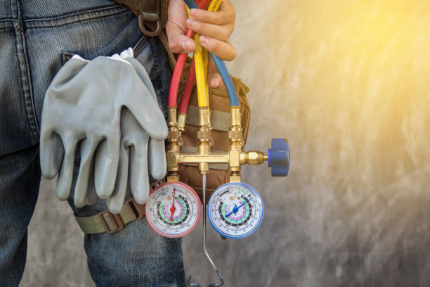 air conditioning technician and a part of preparing to install new air conditioner. - holding screwdriver imagens e fotografias de stock