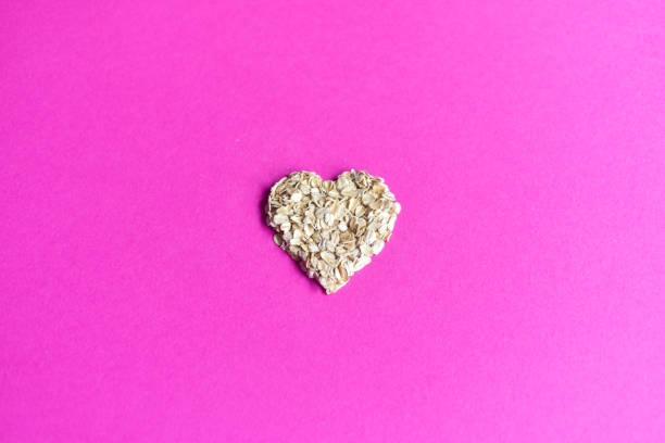 coeur en forme de flocons d’avoine - oatmeal oat heart shape rolled oats photos et images de collection