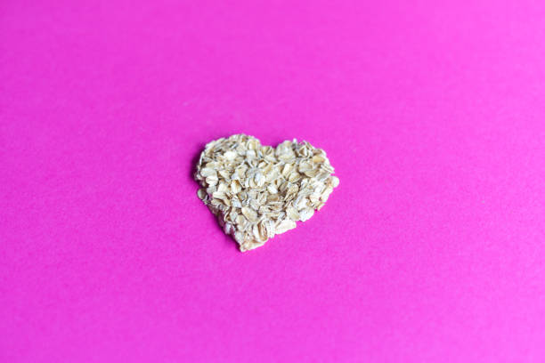 avoine en forme de cœur - oatmeal oat heart shape rolled oats photos et images de collection
