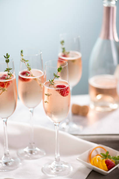 cocktails de champagne rose - champagne cocktail raspberry pink photos et images de collection