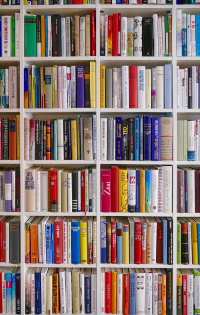 scaffali di libri pieni di libri - book book spine in a row library foto e immagini stock