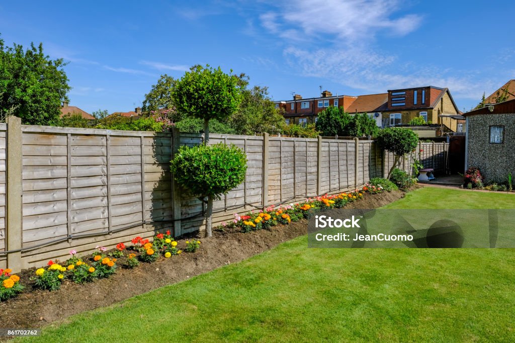 Arrière-jardin plate-bande avec clôture - Photo de Jardin de la maison libre de droits