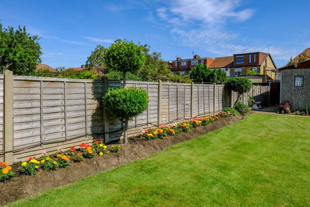 arrière-jardin plate-bande avec clôture - garden fence photos et images de collection