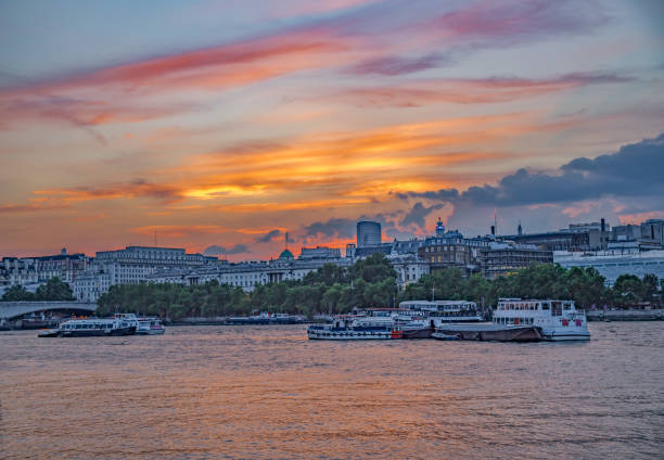 vue sur le coucher de soleil fleuve thames avec somerset house en arrière-plan. - somerset house photos et images de collection