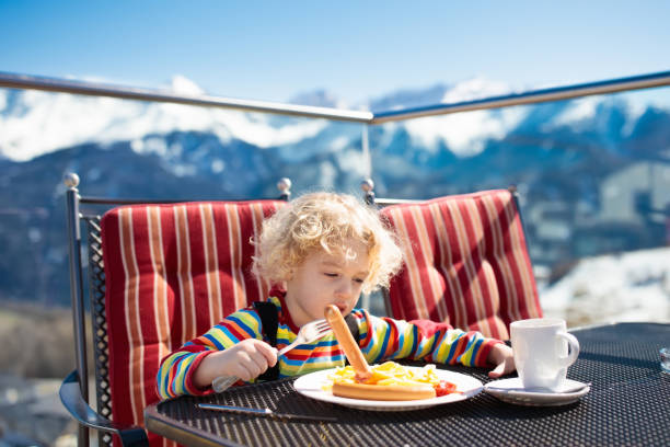 어린이 스키 점심 apres 먹는입니다. 겨울 눈의 아이 들을 위한 재미입니다. - apres ski european alps eat eating 뉴스 사진 이미지