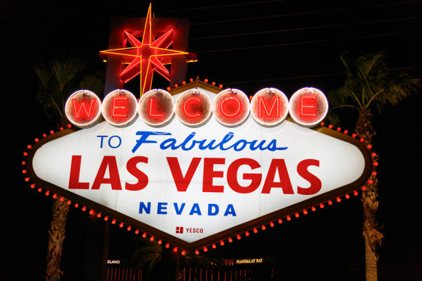 famoso letreiro bem-vindo à fabulosa las vegas, nevada à noite - welcome to fabulous las vegas - fotografias e filmes do acervo