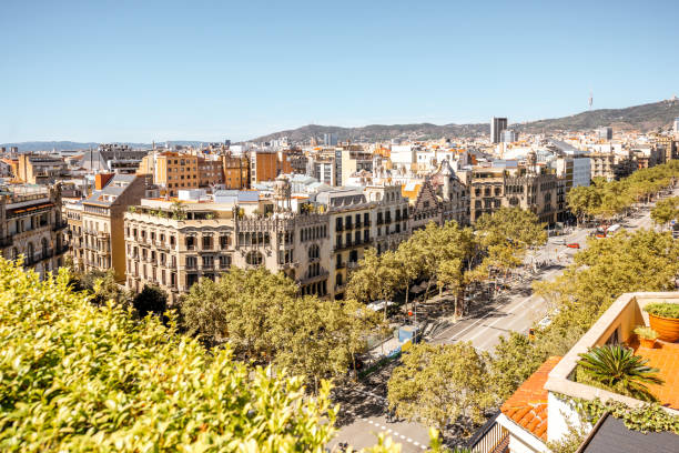 barcelona blick auf die stadt - passeig de gracia stock-fotos und bilder