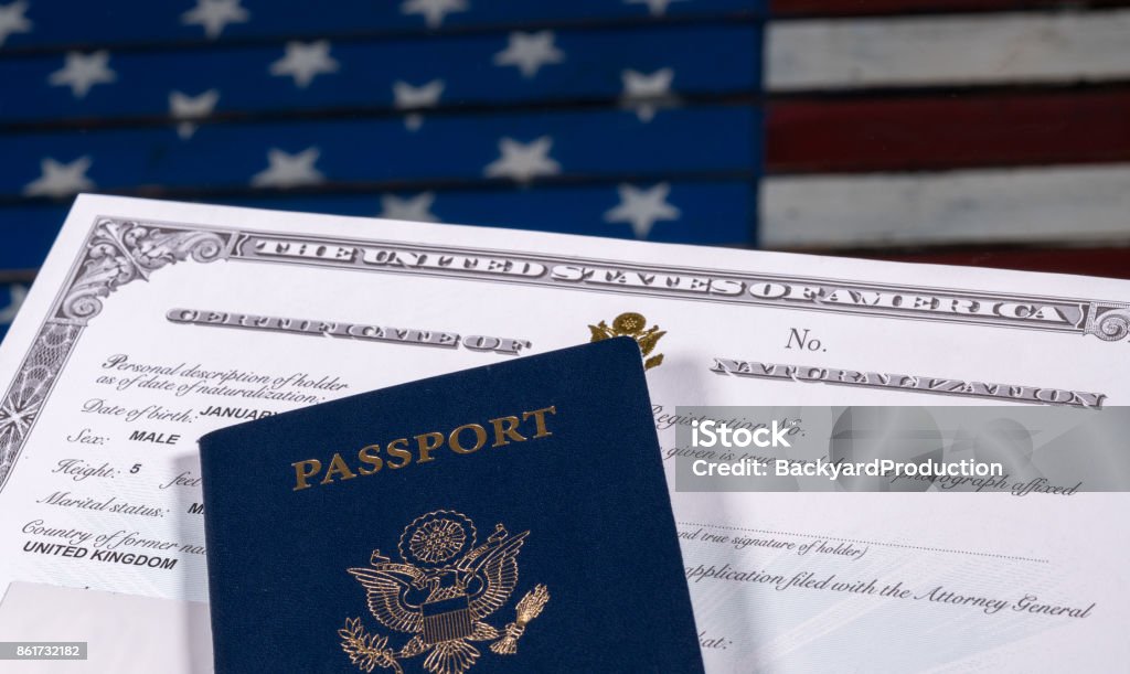 Certificat de passeport et de la naturalisation USA drapeau nous - Photo de États-Unis libre de droits