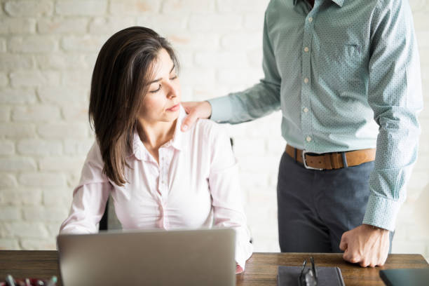 homme de harceler une femme au travail - inappropriate photos et images de collection