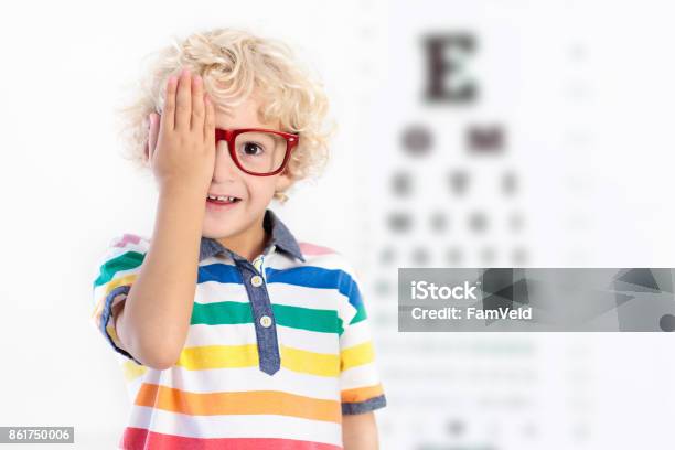 Niño En El Examen De Vista Cabrito En Optitian Gafas Para Niños Foto de stock y más banco de imágenes de Niño