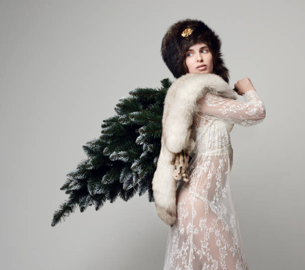 毛皮の帽子で冬のクリスマス ツリーの装飾を持つ若いグラマー女性 - christmas wedding bride winter ストックフォトと画像