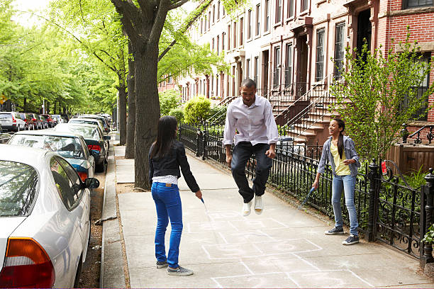 vater und tochter spielen springen seil - brooklyn brownstone new york city row house stock-fotos und bilder